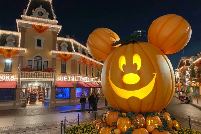 When does disneyland start decorating for halloween 2015